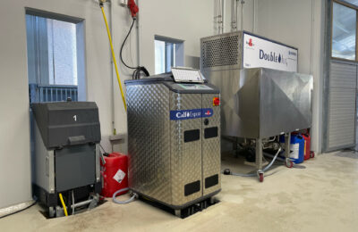 Ein CalfExpert-Tränkeautomat mit zwei Stationen und dem DoubleJug-Milchkühltank